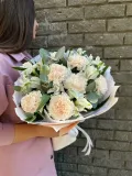 "Альстромерия и гвоздика в дизайнерской упаковке" – Фото 3