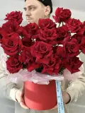 "«Целестина» 25 красных французских роз Эксплорер в шляпной коробке" – Фото 3