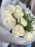 "Букет белоснежных белых роз с веточками фисташки" – Фото 4