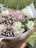 "Букет комплимент с гипсофилой и гвоздикой" – Фото 1