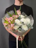 "Нежный букет из кустовой хризантемы, розовой альстромерии и эвкалипта" – Фото 0