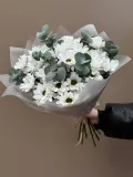 "Букет из 7 кустовых хризантем и эвкалипта от студии Mnogo Tsvetov " – Фото 2