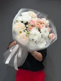 " Букет из кустовых хризантем, диантусов и кустовой розы" – Фото 1