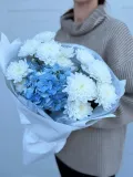 "Нежный букет из голубой гортензии, белой кустовой хризантемы" – Фото 0