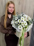 "Коробка с ромашковой хризантемой, с матрикарией и эвкалиптом " – Фото 1