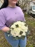 "Букет невесты из белой гвоздики и эвкалипта" – Фото 3