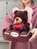 "Мишка Choco с сердцем 20 см" – Фото 0