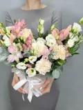 "Композиция с эустомой, гвоздиками (диантусами) и альстромериями" – Фото 2