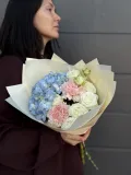 "Нежный букет из голубой гортензии, белой кустовой Розой и диантусов" – Фото 2