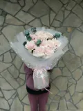 "Вывернутые розы в светящейся упаковке" – Фото 1