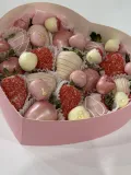 "клубника и малина в шоколаде, коробка в виде сердца" – Фото 3