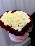 "Шляпная коробка из 47 роз " – Фото 1