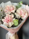 "Роза розовая и лимониум с эвкалиптом в букете" – Фото 3