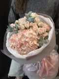 "букет из гортензии, кустовой розы и эвкалипт" – Фото 1