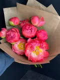 "Королевские пионы «Коралл» в букете «Она ждёт пионы»" – Фото 2