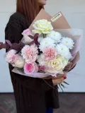 "Нежный букет из белых хризантем, диантусов и Пионовидных роз" – Фото 0