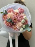 "Нежный букет‑комплимент с кустовой розой и нежным диантусом" – Фото 0