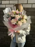 "Букет с гвоздикой и эустомой" – Фото 1