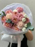 "Нежный букет‑комплимент с кустовой розой и нежным диантусом" – Фото 1