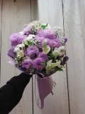 "Букет из кустовой хризантемы, альстромерии, гипсофилы и хлопка Фиолет" – Фото 0