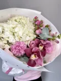 "Букет с гортензией, кустовой розой, орхидеями" – Фото 4