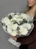 "Объемный белый букет из кустовой хризантемы, танацетума и эвкалипта" – Фото 0
