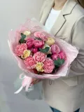 "Букет кустовой пионовидной розой и нежным диантусом" – Фото 3