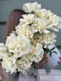 "Белая французская вывернутая роза в шляпной коробке" – Фото 0