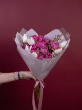 "Весенний букет из белых тюльпанов и пионовидных роз" – Фото 3