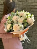 "Альстромерия и гвоздика в дизайнерской упаковке" – Фото 1