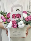 "«Мистери» композиция из кустовых пионовидных роз ,эвкалипта и хлопка" – Фото 5