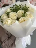 "Букет белоснежных белых роз с веточками фисташки" – Фото 0