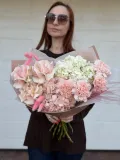 "Нежный и воздушный букет из гортензии, французских роз и диантусов" – Фото 1