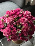 "Авторский букет в корзине из пионовидных роз и эвкалипта от студии Mnogo Tsvetov " – Фото 2