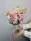 "Букет невесты из розовой эустомы с кустовыми розами" – Фото 4