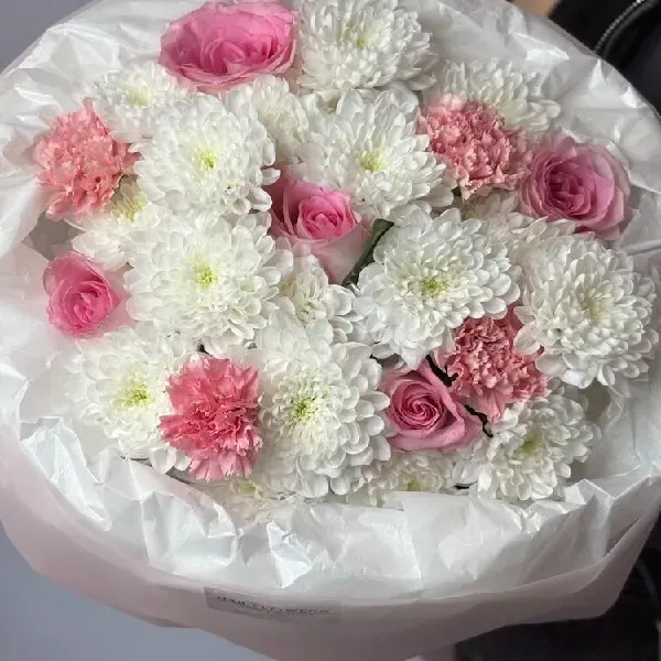 Букет с хризантемой, диантусами, розами