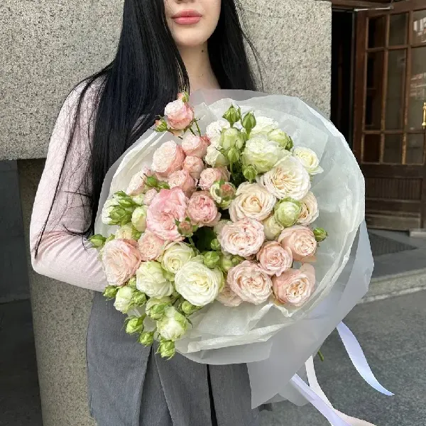 Букет из белых и розовых кустовых роз