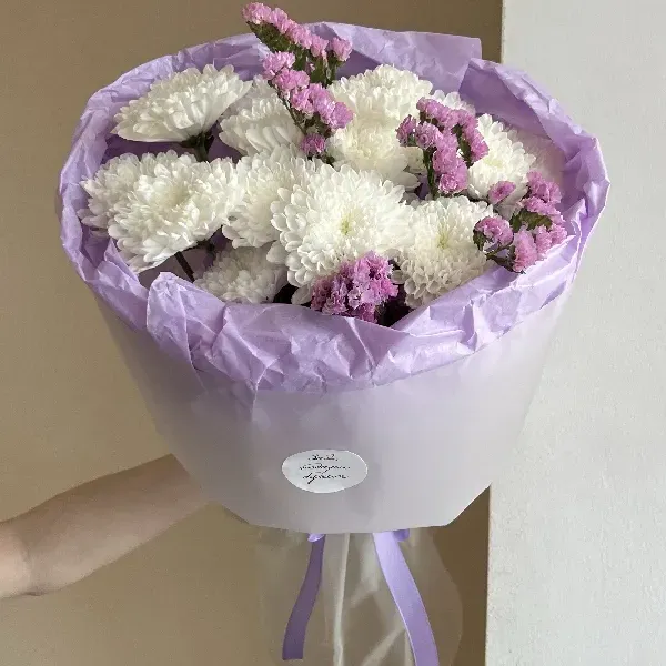 Букет из белых хризантем и статицы