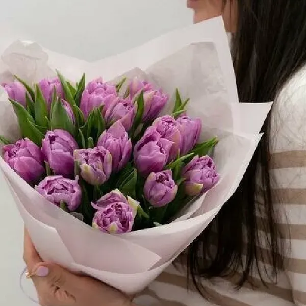 Букет из 19  сиреневых тюльпанов на 8 марта