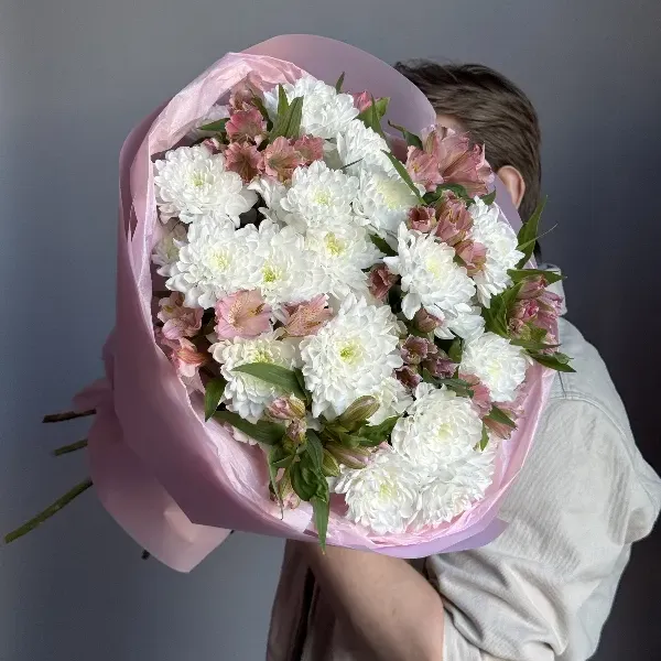 Нежный букет альстромерия и кустовая хризантема Алтай