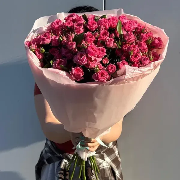 Пышный букет кустовых роз по замечательной цене