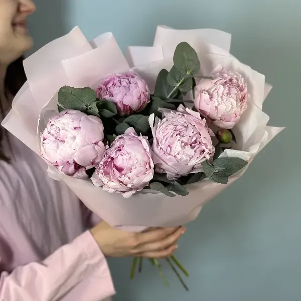 5 пионов с эвкалиптом