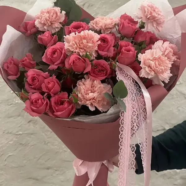 Букет из кустовых роз и диантусов