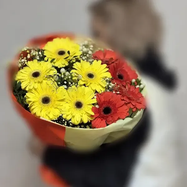 Яркая гербера в букете. 