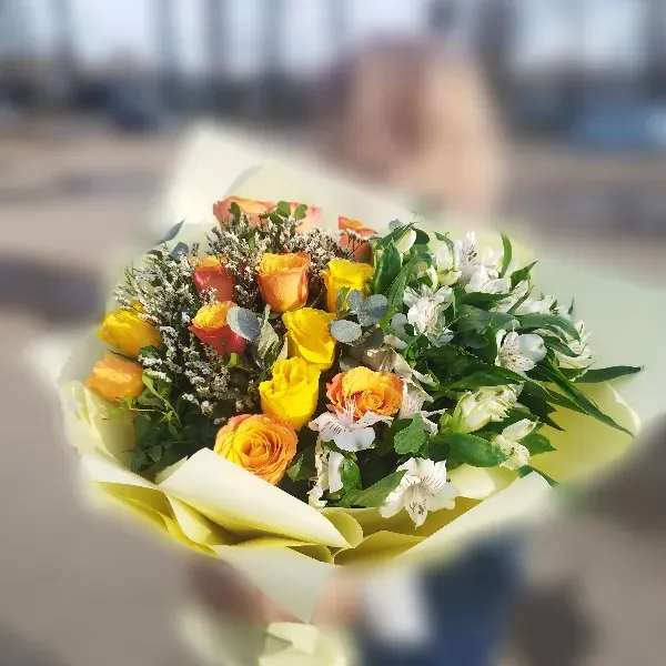 Яркий букет с розой .