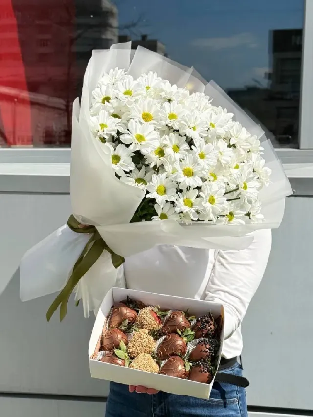 "Комбо: "Люмерия" букет хризантем + клубника в шоколаде " – Фото 2