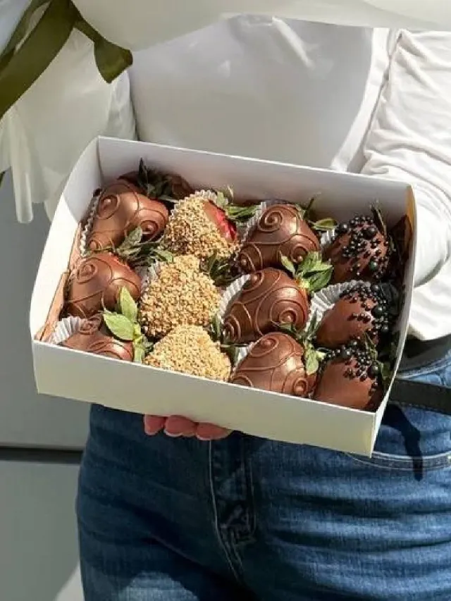 "Комбо: "Люмерия" букет хризантем + клубника в шоколаде " – Фото 3