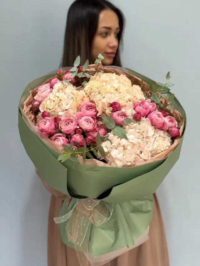"Букет из гортензии, пионовидной розы и эвкалипта " – Фото 1