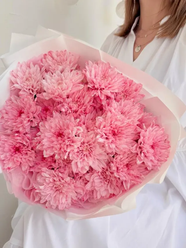 "Букет розовых хризантем в дизайнерской упаковке 🌸" – Фото 3