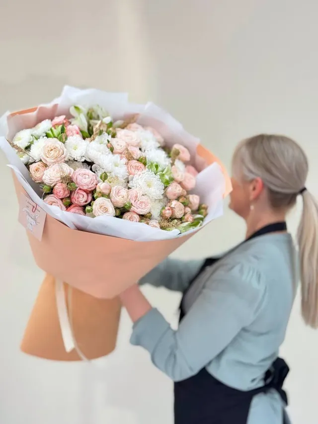 "букет сборный из кустовых роз, хризантемы и альстромерии " – Фото 3
